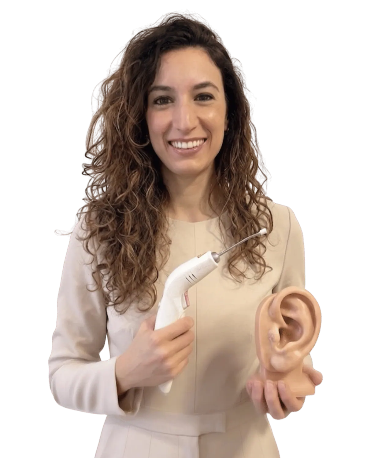 Fernanda Pradines sorrindo, segurando um aparelho de laser e uma orelha anatômica